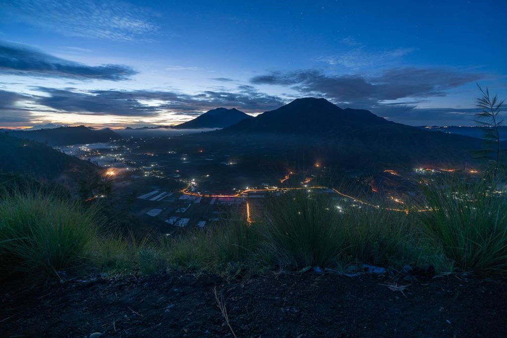 Mount Agung in der blauen Stunde