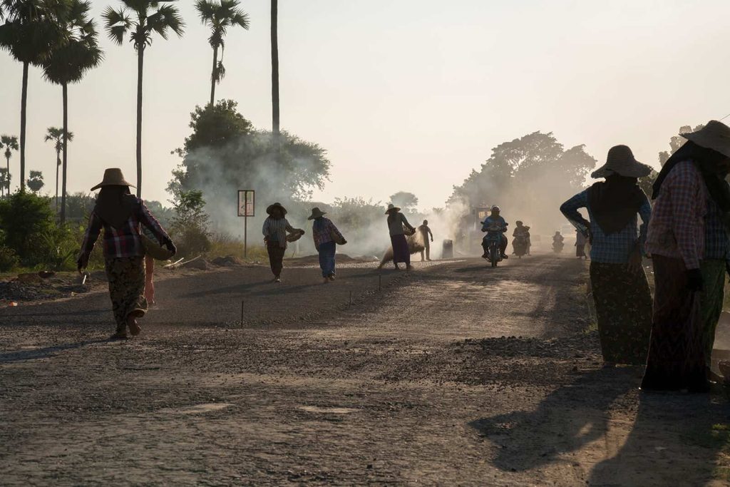 Strassenarbeiter nahe Bagan