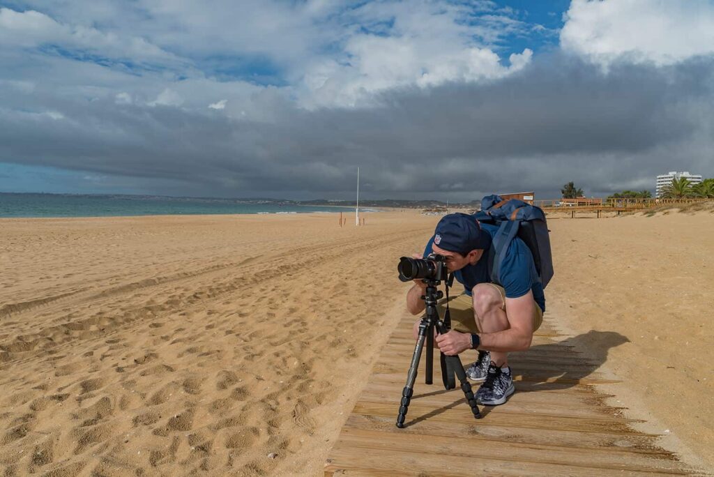 Stefan fotografiert am Strand von Alvor|G Master auf Rucksack|MeFoto Roadtrip und Sony Alpha 6500|DJI Mavic Landung Hand