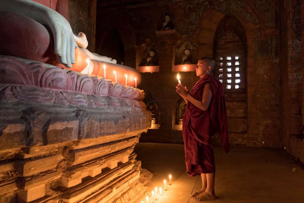 Novize betet in Tempel|Thein Toe vor seinem Auto|Jade Motel in Pyay.