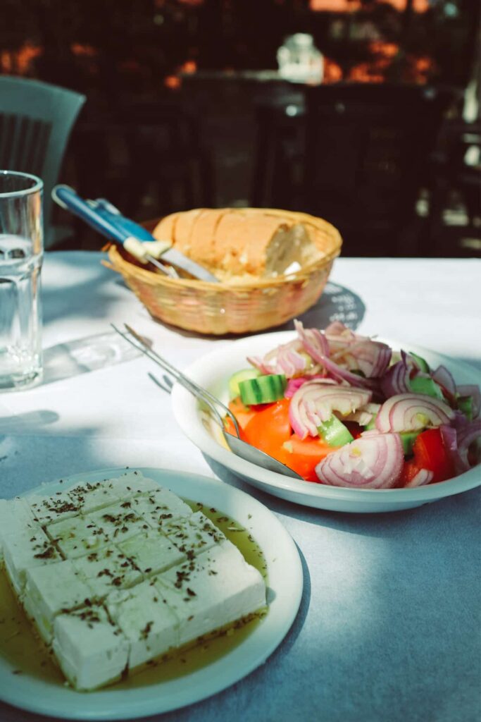 Griechischer Salat und Feta auf einem Tisch